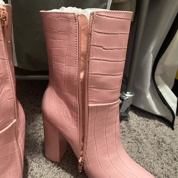 NWT Baby Pink Boots - Picture 3 of 8